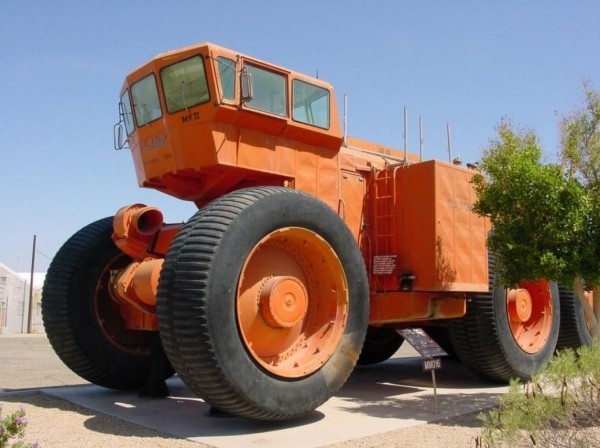 Из монструозного тягача сделали невероятный дом на колесах Из монструозного тягача сделали невероятный дом на колесах