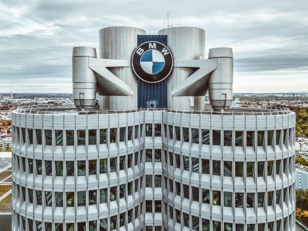 Компания BMW продолжает разработку бензиновых двигателей, несмотря на запрет ДВС в будущем Компания BMW продолжает разработку бензиновых двигателей, несмотря на запрет ДВС в будущем