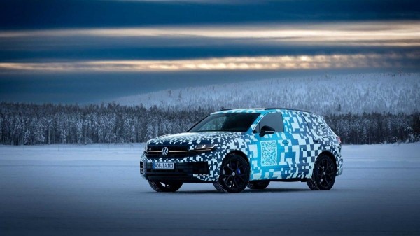 На тестах замечена обновленная версия кроссовера Volkswagen Touareg