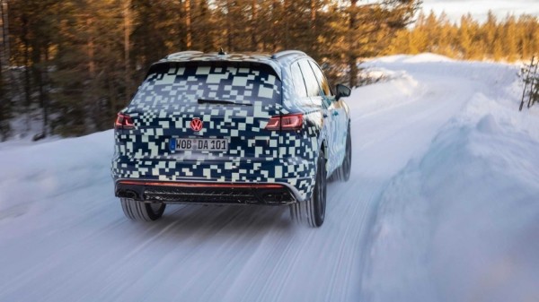 На тестах замечена обновленная версия кроссовера Volkswagen Touareg