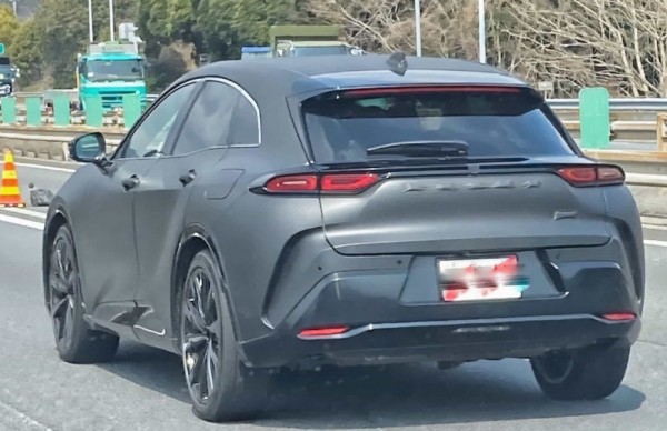 Новый кроссовер Toyota Crown Sport засветился на первом «живом» фотоснимке Новый кроссовер Toyota Crown Sport засветился на первом «живом» фотоснимке