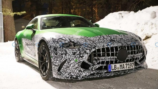 Новый Mercedes-AMG GT Coupe засняли дрифтующим на снегу Новый Mercedes-AMG GT Coupe засняли дрифтующим на снегу