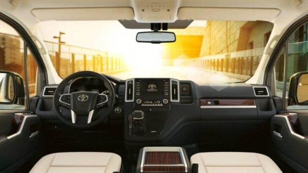 В России в продажу поступили новые минивэны Toyota Granvia стоимостью от 7 млн рублей