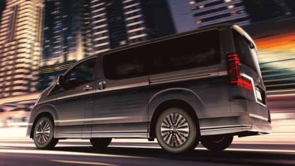 В России в продажу поступили новые минивэны Toyota Granvia стоимостью от 7 млн рублей