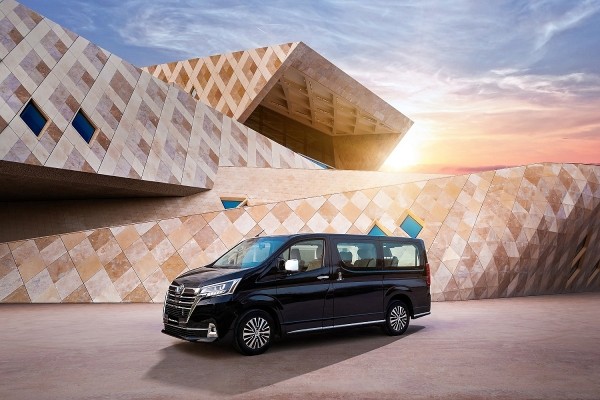 В России в продажу поступили новые минивэны Toyota Granvia стоимостью от 7 млн рублей