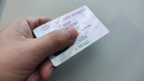У российских автомобилистов появился новый способ предъявлять документы сотрудникам ГИБДД