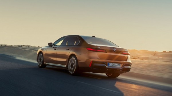 Марка BMW представила свой самый быстрый и мощный серийный электрокар