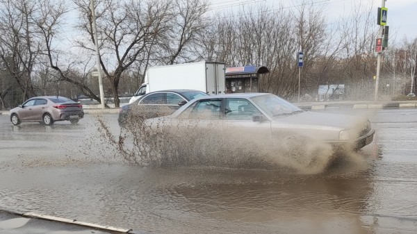 Эти советы помогут водителям безопасно преодолевать глубокие лужи на дороге