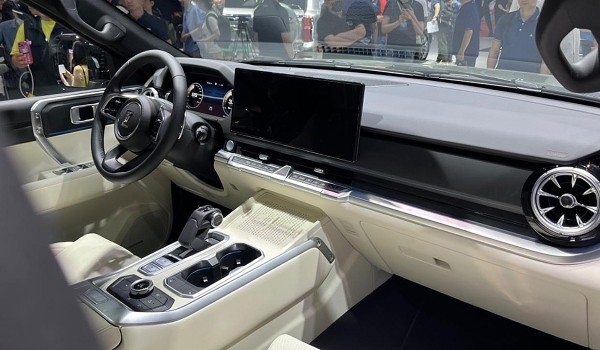 Серийный Tank 400 дебютировал вместе с гибридом Tank 500 Hi4-T Серийный Tank 400 дебютировал вместе с гибридом Tank 500 Hi4-T