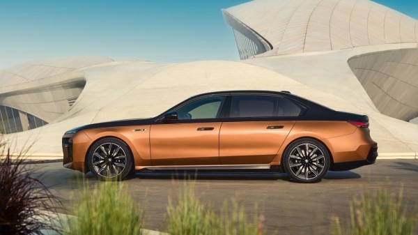 Марка BMW представила свой самый быстрый и мощный серийный электрокар