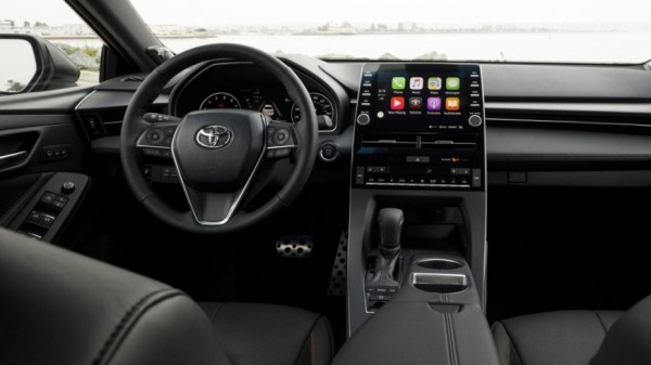 Автосалоны в России объявили продажи новых седанов Toyota Avalon стоимостью 3,8 млн рублей Автосалоны в России объявили продажи новых седанов Toyota Avalon стоимостью 3,8 млн рублей