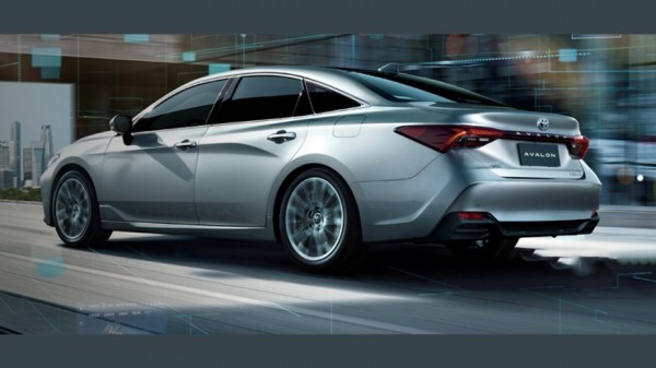 Автосалоны в России объявили продажи новых седанов Toyota Avalon стоимостью 3,8 млн рублей Автосалоны в России объявили продажи новых седанов Toyota Avalon стоимостью 3,8 млн рублей