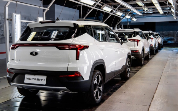 Банк ВТБ: В России мужчины чаще берут в кредит седаны, а женщины предпочитают кроссоверы