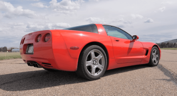 Chevy Corvette C5 бросает вызов Jaguar XK8 в классическом дрэг-рейсинге Chevy Corvette C5 бросает вызов Jaguar XK8 в классическом дрэг-рейсинге