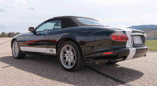 Chevy Corvette C5 бросает вызов Jaguar XK8 в классическом дрэг-рейсинге Chevy Corvette C5 бросает вызов Jaguar XK8 в классическом дрэг-рейсинге