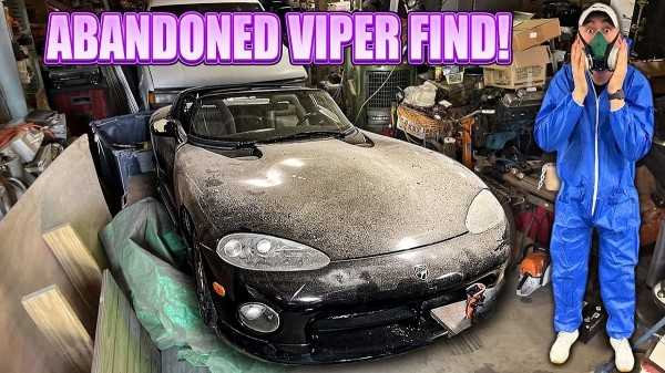 Dodge Viper, простоявший в гараже долгие годы, был впервые вымыт Dodge Viper, простоявший в гараже долгие годы, был впервые вымыт