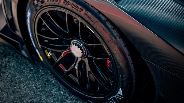 Bugatti опубликовала фото серийного гиперкара Bolide за 4 миллиона евро