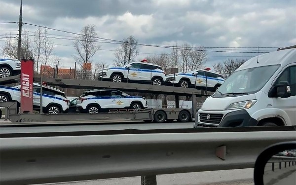 На автовозе в Москве заметили большую партию «Москвичей» для ГИБДД