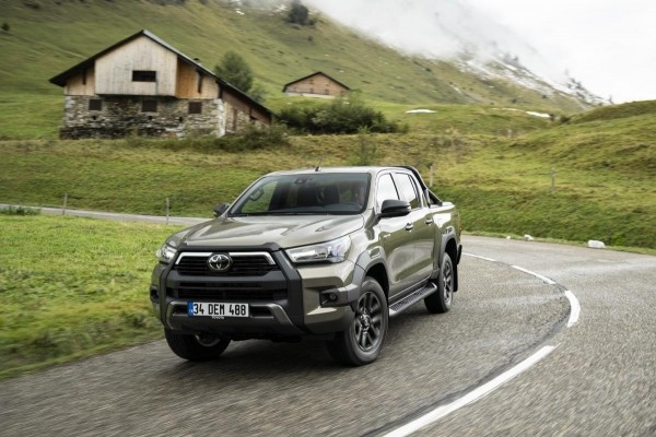 Пикапы Toyota Hilux в России стали доступнее на 2 млн рублей Пикапы Toyota Hilux в России стали доступнее на 2 млн рублей