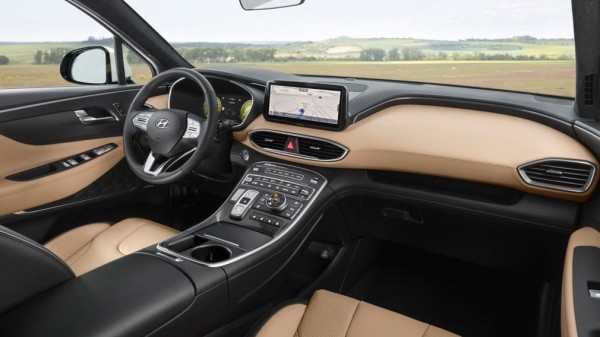 В России начали продавать кроссоверы Hyundai Santa Fe из Казахстана