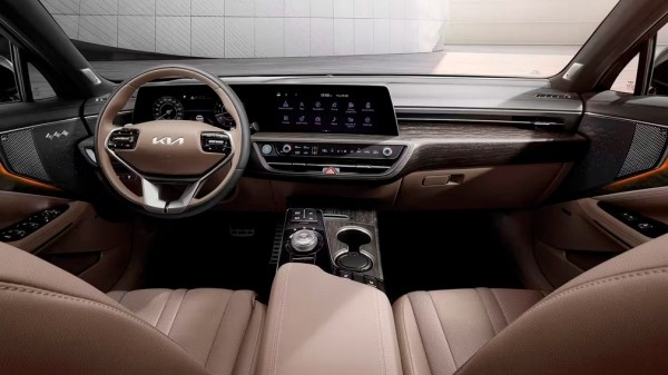 В Россию привезли новые Kia K8 в двух комплектациях В Россию привезли новые Kia K8 в двух комплектациях