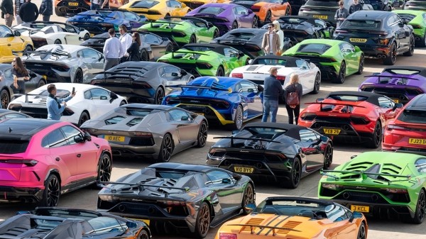 Владельцы автомобилей Lamborghini поставили новый рекорд в честь юбилея компании