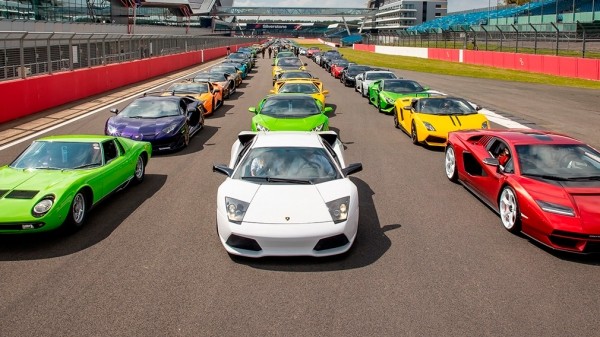 Владельцы автомобилей Lamborghini поставили новый рекорд в честь юбилея компании