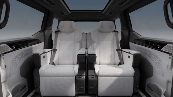 В России появились электрические минивэны Zeekr 009