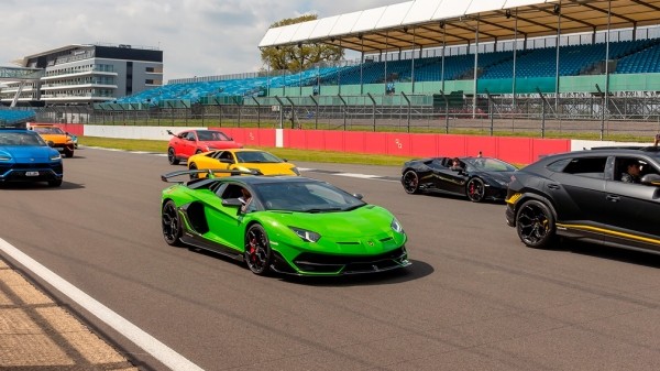 Владельцы автомобилей Lamborghini поставили новый рекорд в честь юбилея компании