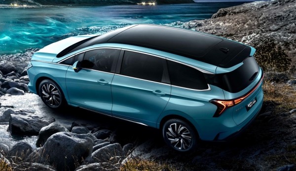 В России появилась марка Forthing: кроссовер и минивэн В России появилась марка Forthing: кроссовер и минивэн