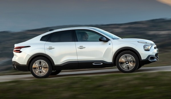 Citroen e-C4 предложил более мощную и дальнобойную версию Citroen e-C4 предложил более мощную и дальнобойную версию