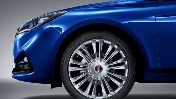 В РФ появился седан Hongqi H5 первого поколения