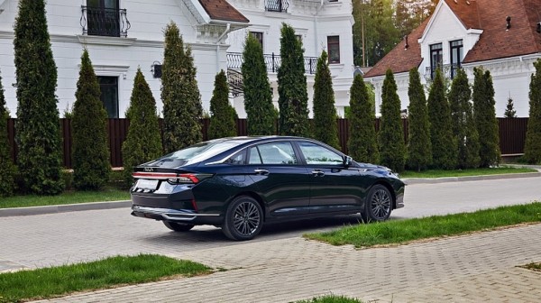 Компания Dongfeng привезла в Россию новый седан Shine Max