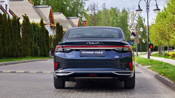 Компания Dongfeng привезла в Россию новый седан Shine Max