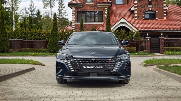 Компания Dongfeng привезла в Россию новый седан Shine Max