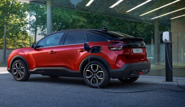 Citroen e-C4 предложил более мощную и дальнобойную версию Citroen e-C4 предложил более мощную и дальнобойную версию