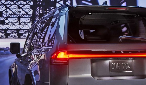 Дайджест дня: тройная премьера Кадиллака, Mercedes в России и другие события индустрии