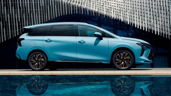 В России стал доступен семейный китайский автомобиль Dongfeng Forthing Yacht