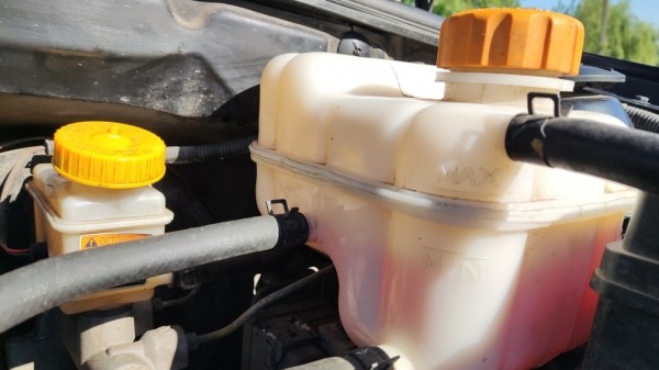Автоэксперты объяснили, почему в бачке охлаждающей жидкости появляется моторное масло