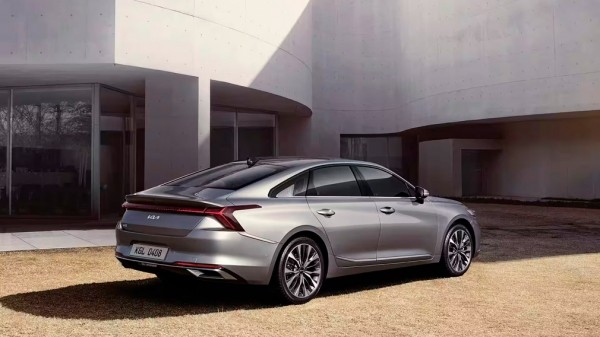 В Россию привезли новые Kia K8 в двух комплектациях В Россию привезли новые Kia K8 в двух комплектациях