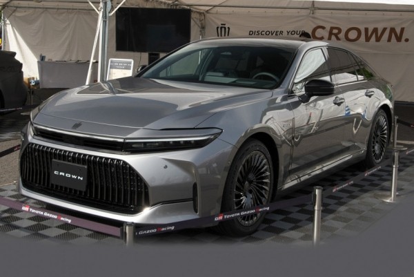 Новый седан Toyota Crown дебютировал в предсерийном виде