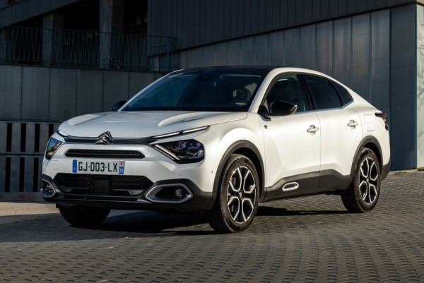 Citroen e-C4 предложил более мощную и дальнобойную версию Citroen e-C4 предложил более мощную и дальнобойную версию