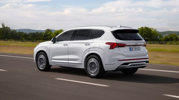 В России начали продавать кроссоверы Hyundai Santa Fe из Казахстана