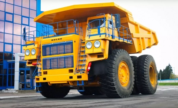 Компания БелАЗ представила новый 2000-сильный самосвал для России Компания БелАЗ представила новый 2000-сильный самосвал для России