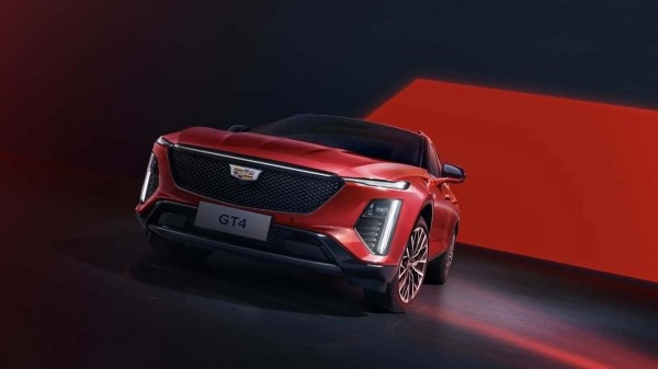Компания Cadillac официально представила компактный кроссовер Cadillac GT4 