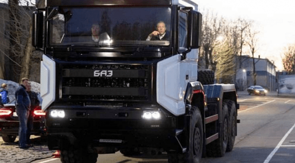 Мастер спорта по авторалли Илона Накутис протестировала тягач БАЗ Обуховского автозавода Мастер спорта по авторалли Илона Накутис протестировала тягач БАЗ Обуховского автозавода