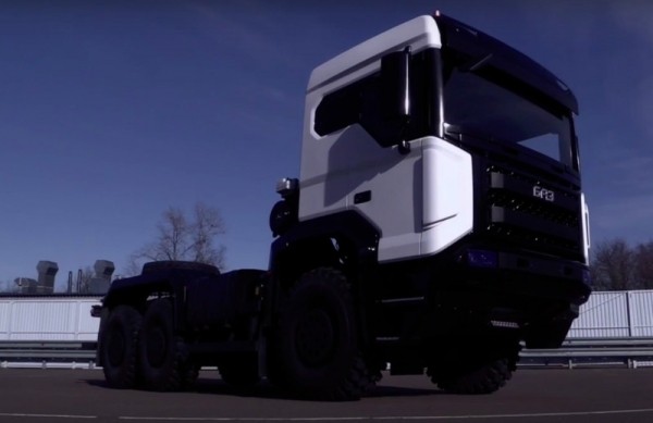 Мастер спорта по авторалли Илона Накутис протестировала тягач БАЗ Обуховского автозавода Мастер спорта по авторалли Илона Накутис протестировала тягач БАЗ Обуховского автозавода