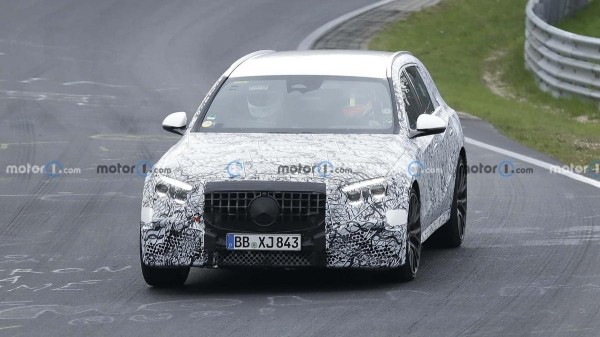 На трассе Нюрбургринг замечен прототип "заряженного" Mercedes-AMG E53 