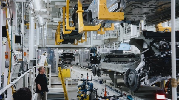 Первый двухмоторный электро-пикап Rivian R1T сошел с конвейера