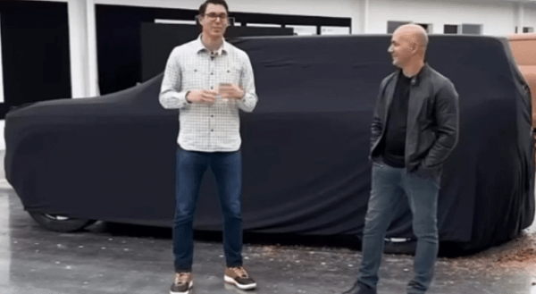 Первый двухмоторный электро-пикап Rivian R1T сошел с конвейера